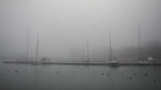 Cod galben de ceaţă la malul mării!  Litoralul a fost scufundat &icirc;ntr-o p&acirc;clă groasă, iar porturile au fost &icirc;nchise