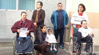 Umiliţi de sistem, c&acirc;ţiva părinţi cu copii diagnosticaţi cu boli grave şi-au cerut dreptul de a trăi protest&acirc;nd &icirc;n faţa CNAS-ului!