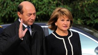 Ioana Băsescu îşi ajută părinţii cu 5.000 lei pe lună! Fiica lui Traian Băsescu şi-a angajat mama