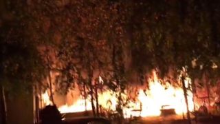 Incendiu puternic &icirc;ntr-un complex studenţesc. Zeci de pompieri la faţa locului