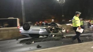 Accident grav &icirc;n Pasajul Unirii, din Capitală. Un şofer s-a răsturnat cu maşina