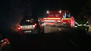 Accident mortal &icirc;n Vrancea! Un bărbat şi-a pierdut viaţa, iar alţi doi au fost grav răniţi, după ce maşina &icirc;n care se aflau s-a răsturnat