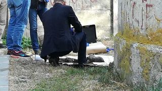 Vecinii au chemat poliţiştii pentru că nu mai suportau mirosul ur&acirc;t. C&acirc;nd au ajuns la faţa locului le-a stat inima-n loc. Descoperire macabră