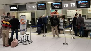 Tot mai mulţi rom&acirc;ni preferă avionul atunci c&acirc;nd vine vorba de curse interne