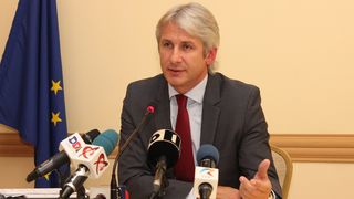 Guvernul ia &icirc;n calcul &icirc;ngheţarea salariilor bugetarilor! Eugen Teodorovici: "Este o posibilă variantă!"