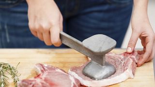 Un botoşănean a ajuns la Urgenţe după ce a fost bătut de soţie cu un ciocan de şniţele