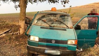 Un bărbat a murit şi două persoane au fost rănite, autoutilitara &icirc;n care se aflau intr&acirc;nd &icirc;ntr-un copac