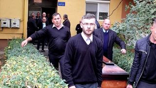 Imagini cutremurătoare! Trupul ne&icirc;nsufleţit al lui Ilie Balaci a fost scos din casa mamei sale &icirc;n sicriu