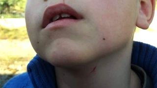 Răsturnare de situaţie &icirc;n cazul &icirc;nvăţătorului, acuzat că a str&acirc;ns de g&acirc;t un elev