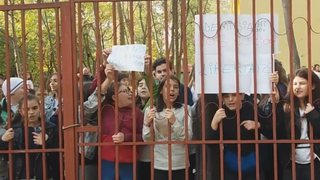 Protest la o scoala din sectorul 6 dupa ce profesoara de tehnologie acuzata ca isi jigneste elevii inca profeseaza
