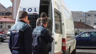 Unchi de 64 de ani prins &icirc;n timp ce &icirc;ncerca să-şi violeze nepotul de 8 ani