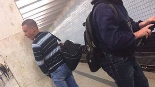 Scene scandaloase la metrou! Un t&acirc;năr şi-a făcut nevoile chiar pe peron, &icirc;n văzul tuturor