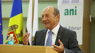Iubitul Elenei Băsescu şi-a deschis pizzerie! Traian Băsescu a vizitat restaurantul lui Cătălin Tomată! FOTO