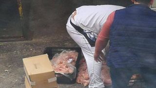 Imagini halucinante într-un campus studenţesc din România! Carne care urma să fie gătită, 'depozitată' pe asfalt!