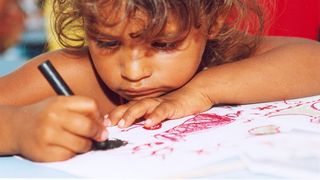 Cazul care &icirc;ţi va rupe inima! Elevul din Rom&acirc;nia care-şi vinde temele pentru un sandwich