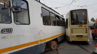 Coliziune &icirc;ntre două tramvaie, la intersecţia dintre Calea 13 Septembrie cu Şoseaua Progresul