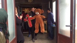 Imagini sfâşietoare de la înmormântarea băieţelului mort la câteva ore după operaţie! Părinţii lui Ştefan au stat îmbrăţişaţi