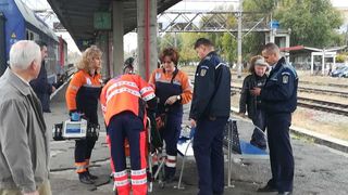 O bătrână din Vrancea a scăpat nevătămată după ce a dat trenul peste ea