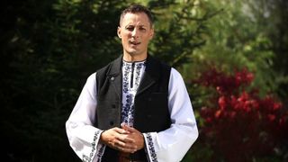 Ce s-a intamplat la înmormântarea cântăreţului de muzică populară mort la 40 de ani! Fiul lui Daniel Rosalim, de doar câţiva anişori, a stat langa cruce