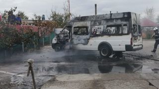 Microbuz &icirc;n flăcări, &icirc;n Slatina. Ce se &icirc;nt&acirc;mplă la faţa locului