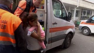 Fetiţă de 1 an, muşcată de porcul din ogradă. I-a retezat ambele urechi