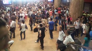 Panică la metroul din Capitală. Conflict &icirc;ntre doi bărbaţi. Unul dintre ei a scos pistolul