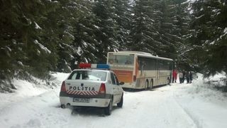 Un autocar cu 46 de copii a rămas blocat &icirc;n Păltiniş din cauza zăpezii! Toţi pasagerii sunt &icirc;n siguranţă