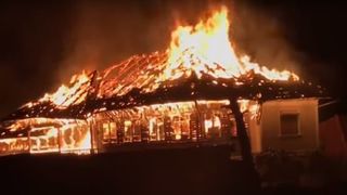 Locuinţă din Sibiu, mistuită de flăcări! Şase persoane, printre care trei copii, au fost transportaţi la spital