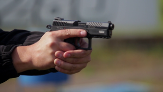 Fiul unui poliţist de frontieră s-a sinucis accidental cu arma tatălui său, chiar în faţa surorii