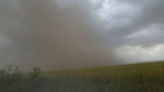 Situaţie dramatică pentru locuitorii din Dolj! Vântul puternic de ieri i-a îngropat din nou în nori de cenuşă