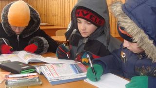 Revoltător. Ger de crapă pietrele, &icirc;n şcoli. Mii de copii tremură la cursuri