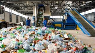 De anul viitor suntem obligaţi să renunţăm la tacamuri şi farfurii din plastic, după ce s-a descoperit că plasticul este otravă pură pentru corpul uman