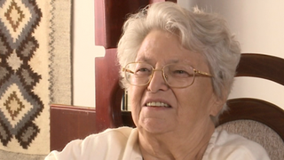 Draga Olteanu Matei dusă de urgenţă la Poliţie.  Oamenii legii au "amendat-o" cu flori