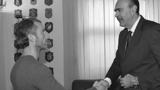 Fănel este erou &icirc;n Italia. S-a luat la tr&acirc;ntă cu un nigerian care &icirc;i ameninţa pe poliţişti. Ce a urmat este desprins din filme