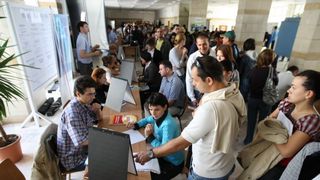 Judeţul Dolj este campion la numărul de asistaţi social! Oamenii preferă să stea la bar, dec&acirc;t să muncească , deşi ar avea locuri de muncă