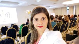 Impresionant. A plecat să &icirc;ngrijească bătr&acirc;ni &icirc;n Italia ca să poată să-şi crească cei 8 fraţi. &Icirc;mpărţea fiecare bănuţ să ajungă la toţi