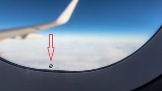 De ce există găuri mici &icirc;n geamurile avioanelor. Detaliul de viaţă şi de moarte pe care toţi l-am ignorat