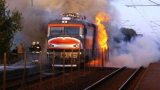 Locomotivă &icirc;n flăcări, &icirc;n Satu Mare. Sute de persoane evacuate