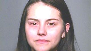 O mamă de 19 ani şi-a &icirc;necat copilul de numai o lună pentru a-l opri din pl&acirc;ns! Ce a făcut apoi cu trupul micuţului