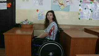 Serena este ţintuită într-un scaun cu roţile şi are nevoie de bani pentru injecţii cu celule stem. Colegii ei au reuşit să înfăptuiască un miracol pentru a o salva!