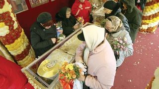 Zeci de mii de oameni din toată ţară au venit pe Dealul Patriarhiei, să-l cinstească şi pe Sf&acirc;ntul Dimitrie cel Nou, Ocrotitorul Bucureştilor