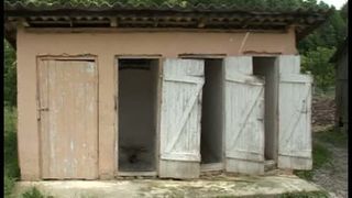 Copiii din Rom&acirc;nia &icirc;ncă mai &icirc;nvaţă &icirc;n clădiri lipsite de utilităţi, pe care autorităţile le numesc şcoli! Situaţia dezastruoasă din judeţul Constanţa