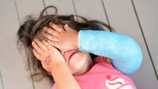 Bătută cu bestialitate de propriul tată. Fetiţă de 8 ani izbită de pereţi şi abandonată &icirc;n frig. Motivul este halucinant