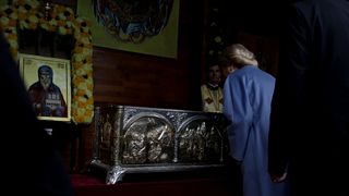 Viorica Dăncilă, la Catedrala Patriarhală! Premierul s-a închinat la racla cu moaştele Sfântului Dimitrie cel Nou, Ocrotitorul Bucureştilor