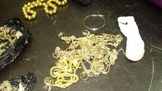 Trei kilograme de bijuterii de aur găsite &icirc;n şosetele unui copil, pe Aeroportul din Cluj. Cine &icirc;l aştepta şi de unde venea