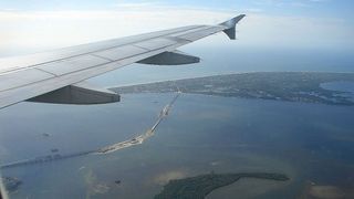 Avion prăbuşit &icirc;n mare cu 188 de oameni la bord, &icirc;n Indonezia. Printre victime se află  un copil şi doi bebeluşi