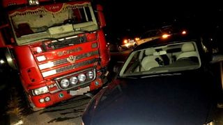 Un şofer de TIR s-a sp&acirc;nzurat, după ce a provocat un accident &icirc;n care 5 oameni au fost grav răniţi