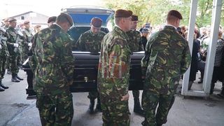 Lacrimi şi durere la &icirc;nmorm&acirc;ntarea medicului Marin Burlea. "&Icirc;ngerul copiilor" a fost condus pe ultimul drum