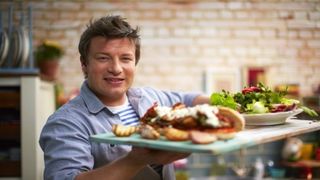 Jamie Oliver, celebrul bucătar, a ajuns la sapă de lemn. Suma impresionantă pe care a pierdut-o