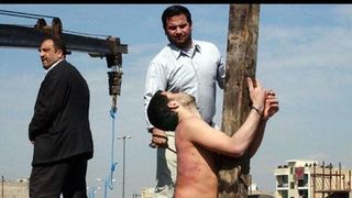 Doi tineri au fost biciuiţi &icirc;n văzul lumii. Motivul a &icirc;ngrozit o lume &icirc;ntreagă